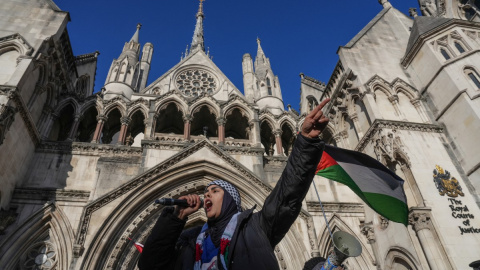 Manifestación contra la prohibición de Palestine Action, frente al Tribunal Superior del Reino Unido.