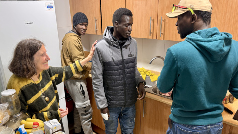 La metgessa jubilada que ha acollit diversos nois senegalesos a casa seva.