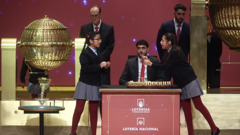 Sorteo-lotería-navidad Dos niñas del Colegio de San Ildefonso, cantan un premio de la Lotería de Navidad, durante la celebración del Sorteo Extraordinario de la Lotería de Navidad 2025.