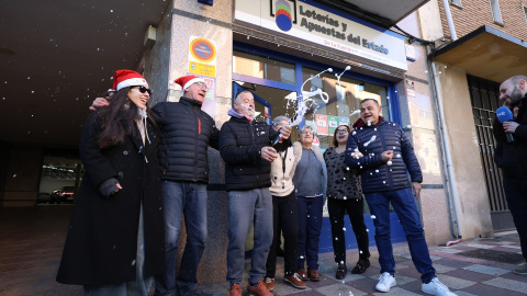 Empleados de la administración situada en la plaza Obispo Alcolea, 4, celebran que han vendido parte del número 79432 correspondiente al ‘Gordo’ del Sorteo Extraordinario de la Lotería de Navidad 2025, en La Bañeza, León. Empleados de la administración situada en la plaza Obispo Alcolea, 4, celebran que han vendido parte del número 79432 correspondiente al ‘Gordo’ del Sorteo Extraordinario de la Lotería de Navidad 2025, en La Bañeza, León.