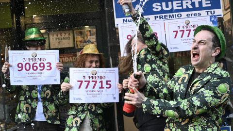 Empleados de una administración de lotería de Oviedo celebran tras haber vendido décimos del 90693, el tercer premio, y del 77715, uno de los quintos premios. Empleados de una administración de lotería de Oviedo celebran tras haber vendido décimos del 90693, el tercer premio, y del 77715, uno de los quintos premios.