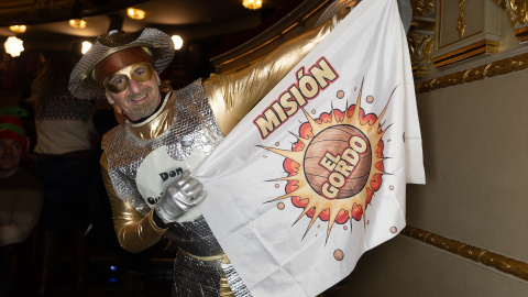 Un hombre disfrazado espera a que empiece el Sorteo Extraordinario de la Lotería de Navidad 2025, en el Teatro Real, a 22 de diciembre de 2025, en Madrid. Un hombre disfrazado espera a que empiece el Sorteo Extraordinario de la Lotería de Navidad 2025, en el Teatro Real, a 22 de diciembre de 2025, en Madrid.