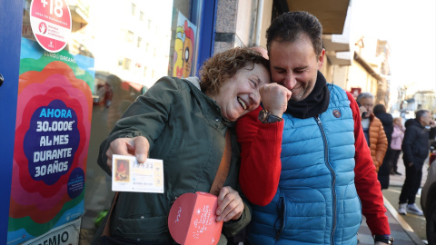 Agraciados con el ‘Gordo’ del Sorteo Extraordinario de la Lotería de Navidad 2025 correspondiente al número 79432 celebran su suerte, en La Bañeza, León. Agraciados con el ‘Gordo’ del Sorteo Extraordinario de la Lotería de Navidad 2025 correspondiente al número 79432 celebran su suerte, en La Bañeza, León.