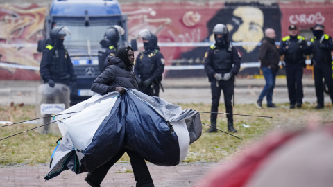 Una de las personas desalojadas del antiguo instituto B9 de Badalona