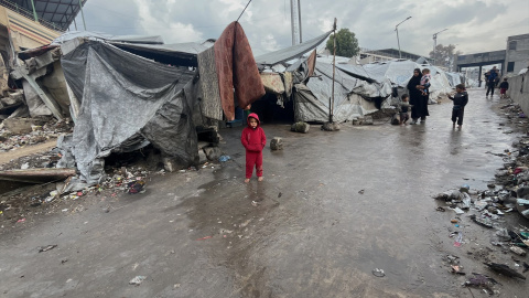 EuropaPress_7161313_10_december_2025_palestinian_territories_gaza_city_displaced_palestinians Palestinos desplazados caminan en un campamento de tiendas inundado tras las fuertes lluvias en la ciudad de Gaza.