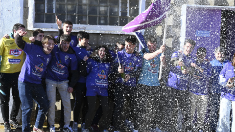 Gordo del Sorteo Extraordinario de la Lotería de Navidad Agraciados del equipo La Bañeza Fútbol Club celebran el Gordo del Sorteo Extraordinario de la Lotería de Navidad.