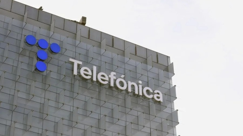 El logo de Telefónica en su sede corporativa en el norte de Madrid, en una imagen de archivo. El logo de Telefónica en su sede corporativa en el norte de Madrid, en una imagen de archivo.