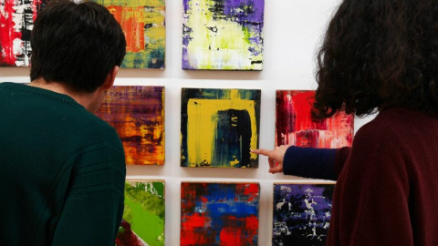 Dues persones observen una exposició a Barcelona Dues persones observen una exposició a Barcelona