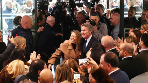 Entrada de María Guardiola en Génova después de su victoria electoral en Extremadura.