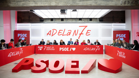 El secretario general del PSOE Pedro Sánchez (c) preside la reunión de la Comisión Ejecutiva Federal del partido celebrada este lunes en la sede de Ferraz, en Madrid