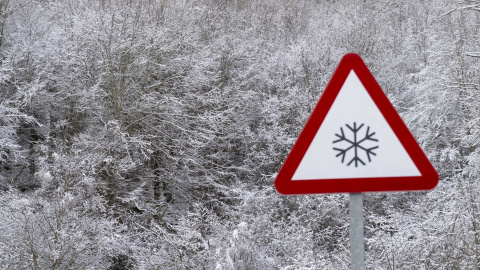 Una señal con el fondo nevado en Brañavieja (Cantabria).