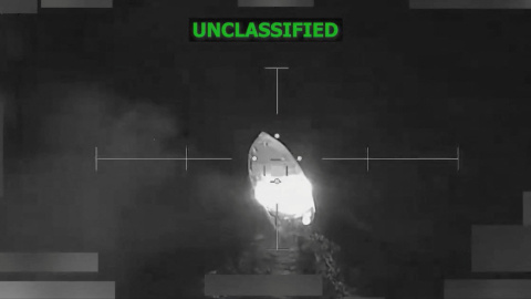 Fotografía de archivo de una embarcación que, según el ejército estadounidense, era sospechosa de contrabando de drogas, tras ser alcanzada por un arma cinética.