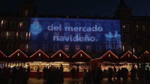 Cada tarde hasta el 7 de enero, CaixaBank ofrecerá un espectáculo luminoso con animaciones navideñas
Es la mayor instalación lumínica sobre fachada jamás exhibida en la Plaza