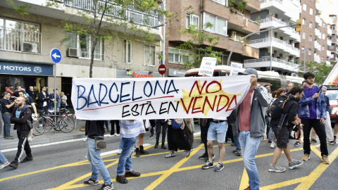 Fotografía de archivo de varias personas durante una concentración contra el desfile de Louis Vuitton en el Park Güell, en Barcelona.
