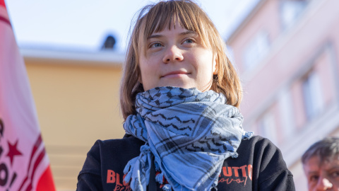 Así se unió la activista Greta Thunberg este lunes en Londres a una movilización para mostrar solidaridad con los ocho huelguistas de hambre de Palestine Action

Hace 18 años nacimos con un compromiso: hacer un periodismo útil para la sociedad. Solo podemos continuar con esta labor si contamos con el apoyo de personas como tú.

Únete a la comunidad de Público. 18 años no son nada… cuando nos queda tanto por contar. Periodismo incómodo para tiempos difíciles. https://bit.ly/3VylhmD


Periodismo, investigación y compromiso para construir un mundo más igualitario.
¡Suscríbete ya a nuestro canal!: https://bit.ly/2U8nM0q
Visita: https://www.publico.es
Síguenos en Facebook: https://www.facebook.com/diario.publico/
Síguenos en Twitter: https://twitter.com/publico_es
Síguenos en Instagram: https://www.instagram.com/publico.es
Síguenos en TikTok: https://www.tiktok.com/@publico_es
Síguenos en Bluesky: https://bsky.app/profile/publico.es