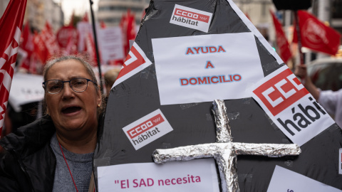 Una mujer durante una manifestación en defensa de las personas trabajadoras del Servicio de Ayuda a Domicilio (SAD), en Madrid.