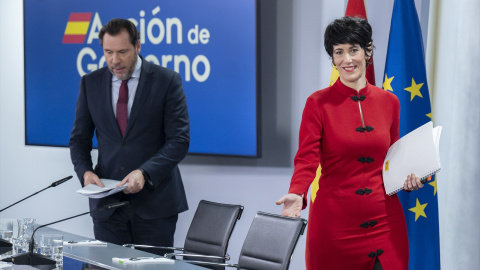 El ministro de Transportes y Movilidad Sostenible, Óscar Puente, y la ministra de Seguridad Social, Inclusión y Migraciones y nueva portavoz del Gobierno, Elma Saiz, durante una rueda de prensa posterior al Consejo de Ministros