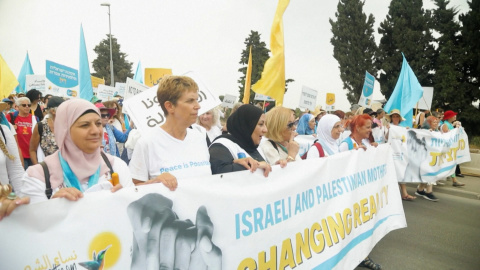 Yael Admi i Reem Alhajajra, activistes israeliana i palestina per la pau, en una protesta conjunta de mares israelianes i palestines Yael Admi i Reem Alhajajra, activistes israeliana i palestina per la pau, en una protesta conjunta de mares israelianes i palestines