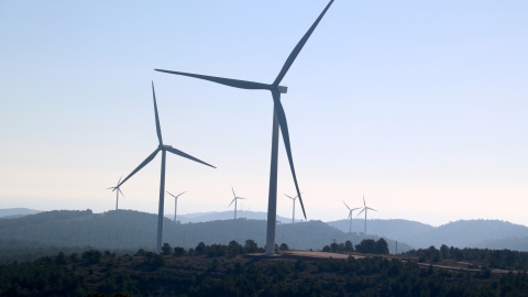 L'aerogenerador 'Montilla' darrera d'un dels molins de la Collada II del Perelló Anna Ferràs