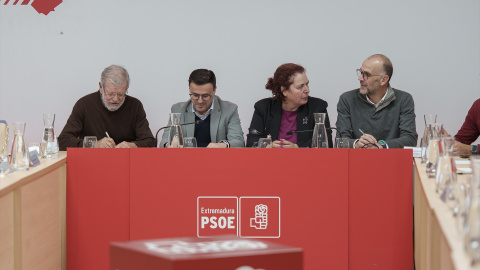 El expresidente de la Junta de Extremadura, Juan Carlos Rodríguez Ibarra y el exsecretario general del PSOE de Extremadura, Miguel Ángel Gallardo durante la reunión de la Comisión Ejecutiva Regional este lunes.