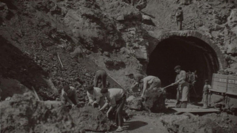 Varios prisioneros republicanos trabajando en una mina en Bilbao.