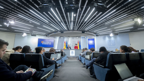 Los ministros Óscar Puente, y Elma Saiz, este martes.