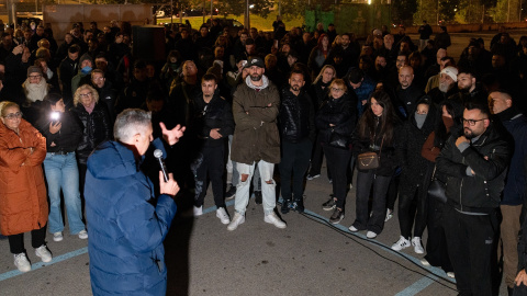 El alcalde de Badalona, Xavier García Albiol, con vecinos. El alcalde de Badalona, Xavier García Albiol, con vecinos.