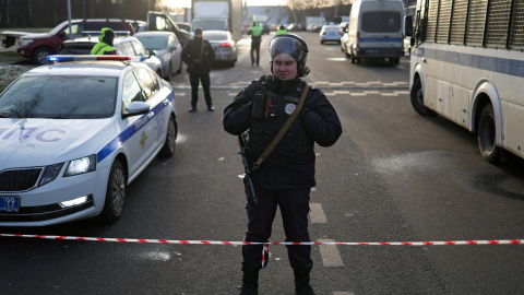 Agentes del orden bloquean la carretera cerca del lugar donde dos agentes de la policía de tránsito y otra persona murieron en una explosión en Moscú, Rusia.
