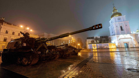 Tanques destruidos en la plaza Mykhailivska de Kiev.