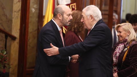 El presidente del Senado, Pedro Rollán, saluda al presidente del Tribunal Constitucional, Cándido Conde-Pumpido, durante el acto institucional por el Día de la Constitución. El presidente del Senado, Pedro Rollán, saluda al presidente del Tribunal Constitucional, Cándido Conde-Pumpido, durante el acto institucional por el Día de la Constitución.