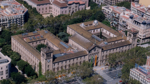 Edificio histórico de la Universidad de Barcelona visto desde el aire. Edificio histórico de la Universidad de Barcelona visto desde el aire.