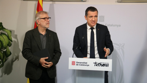 El conseller d'Agricultura, Òscar Ordeig, intervé aquest dimecres en una roda de premsa a Lleida al costat del secretari de Salut Pública, Esteve Fernández.