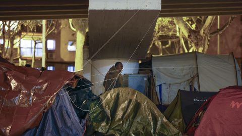 Unas 60 personas pasan la Nochebuena bajo el puente de la autopista C-31.