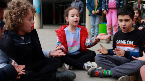 Un grup d'alumnes de Torelló (Osona) jugant en rotllana.