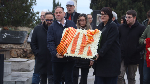 L'ofrena d'ERC a la tomba de Francesc Macià, amb Oriol Junqueras al capdavant.
