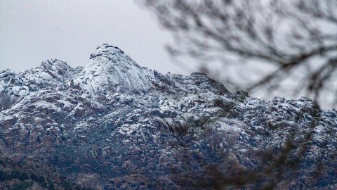 Nieve en Pico del Yelmo, en La Pedriza, Sierra de Guadarrama, Madrid (España).