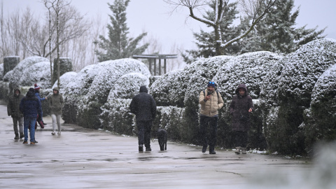 Varias personas pasean por el paisaje nevado en Morella. Varias personas pasean por el paisaje nevado en Morella.