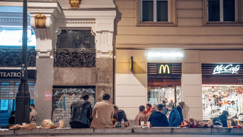 Muchas son las personas que acuden a las grasas y carbohidratos para combatir los excesos del alcohol.