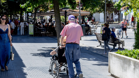 Foto de archivo de dos personas mayores paseando en Madrid. Foto de archivo de dos personas mayores paseando en Madrid.