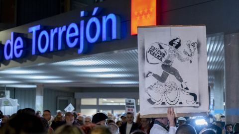 Manifestantes durante una concentración ante el Hospital de Torrejón. Manifestantes durante una concentración ante el Hospital de Torrejón.