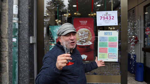 Un hombre celebra el Gordo el pasado lunes en Villablino (León). Un hombre celebra el Gordo el pasado lunes en Villablino (León).