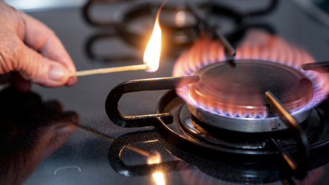 Foto de archivo de una persona encendiendo una cocina de gas. Foto de archivo de una persona encendiendo una cocina de gas.