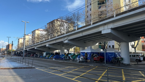 El campament sota el pont de la C-31 a Badalona, que acull alguns dels desallotjats de l'antic institut B9, en una imatge d'aquest diumenge.