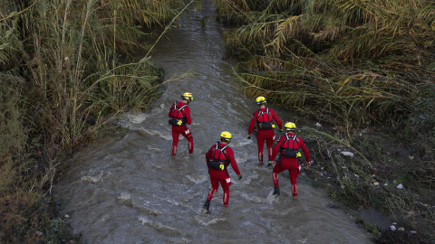 Efectivos del cuerpo de bomberos durante las labores de búsqueda de los dos hombres desaparecidos después de el río les arrastrara. Efectivos del cuerpo de bomberos durante las labores de búsqueda de los dos hombres desaparecidos después de el río les arrastrara.