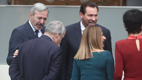 azconpuente El presidentes de Aragón, Jorge Azcón, a la izquierda, y el ministro de Transportes y Movilidad Sostenible, Óscar Puente, a la derecha, durante el desfile militar del pasado 12 de octubre.