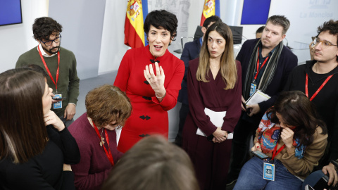 La ministra de Inclusión, Seguridad Social y Migraciones y portavoz del Gobierno, Elma Saiz, conversa con un grupo de periodistas el pasado martes en La Moncloa. La ministra de Inclusión, Seguridad Social y Migraciones y portavoz del Gobierno, Elma Saiz, conversa con un grupo de periodistas el pasado martes en La Moncloa.