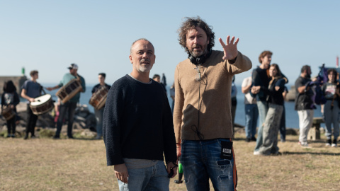 El actor Javier Gutiérrez y el director Daniel Sánchez Arévalo, en el rodaje de 'Rondallas'