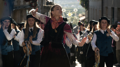 Las actrices Judith Fernández (centro) y María Vázquez (dcha.)