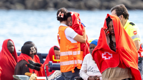 Fotografía de archivo de los agentes de equipos de emergencia mientras atienden a los migrantes en el muelle de Arrecife. Fotografía de archivo de los agentes de equipos de emergencia mientras atienden a los migrantes en el muelle de Arrecife.