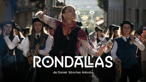 La nueva película de Daniel Sánchez Arévalo protagonizada por Javier Gutiérrez, María Vázquez, Judith Fernández, Tamar Novas y Carlos Blanco. Completan el reparto Fer Fraga, Xosé A. Touriñán, Marta Larralde y la niña Lola López Rodríguez. Rondallas se estrena en cines el próximo 1 de enero de 2026.

SINOPSIS:
Dos años después del trágico naufragio de un barco pesquero que sacudió a un pequeño pueblo marinero gallego, los habitantes del pueblo deciden que ya es hora de recuperar la ilusión y dejar el luto atrás. Por ello vuelven a unirse para poner en marcha la rondalla, una agrupación de música tradicional en la que participan desde niños hasta ancianos, con la intención de competir en un concurso contra los pueblos vecinos, pero sobre todo de empezar a mirar hacia delante de nuevo.